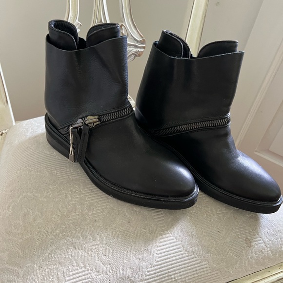 Black Leather Italian Ankle Boots with hidden wedge at Heel 3’ - Picture 4 of 5